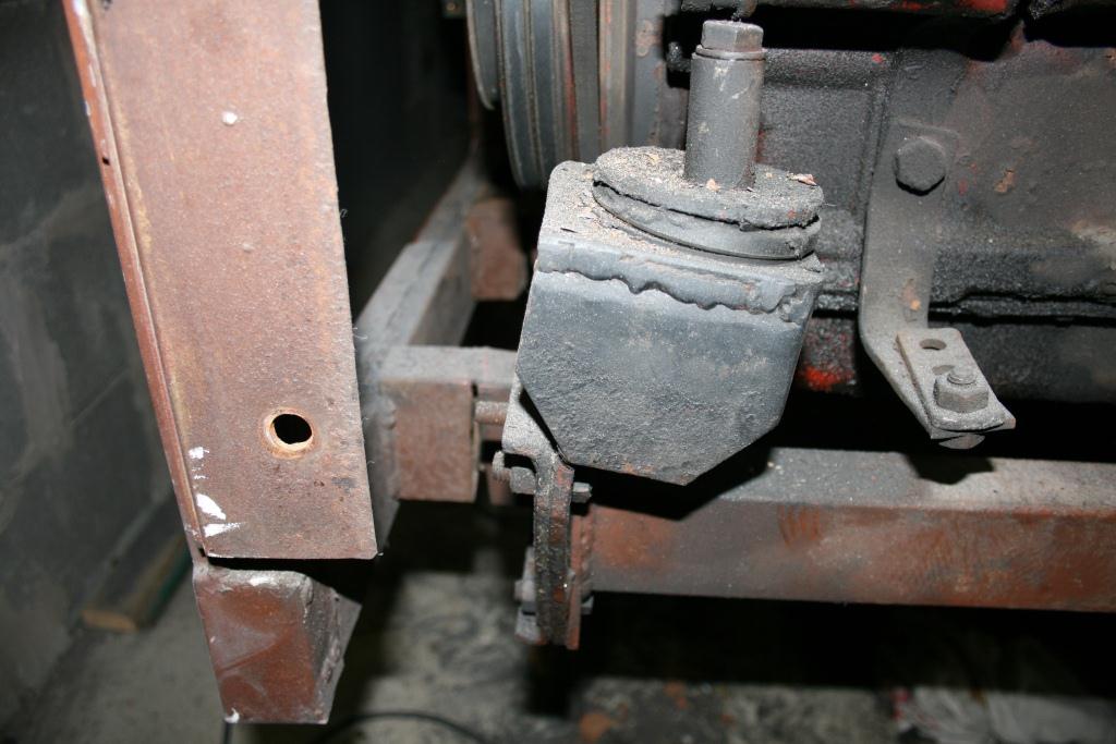 Motorhalter hinten links