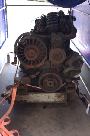 Motor im Anhänger verladen