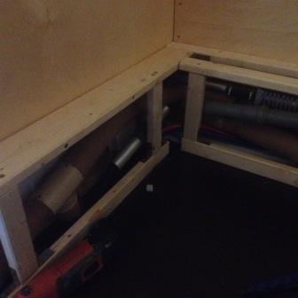Leitungstunnel hinter und neben der Toilette