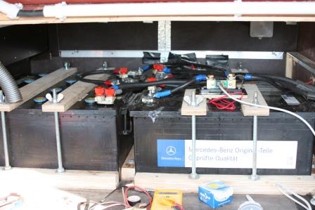 Beide Batteriebänke mit Meßshunt