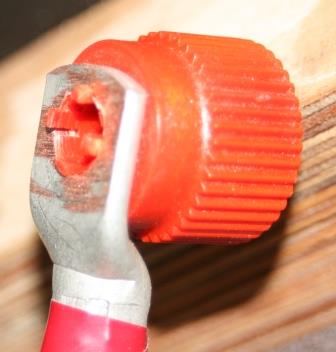 Isoliermutter an Kabelschuh angesetzt komp