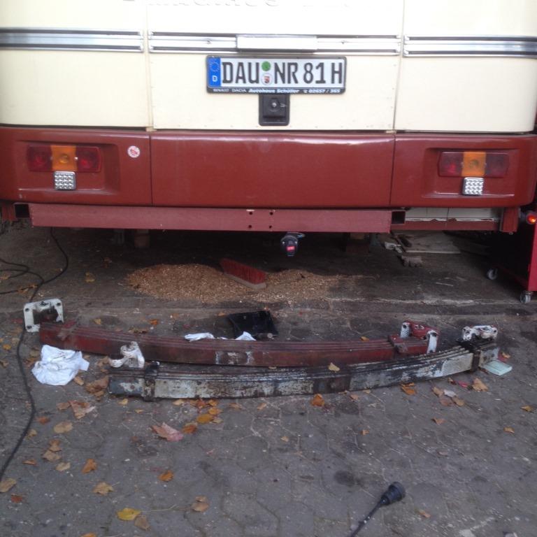 alte Federn ausgebaut hinter dem Bus