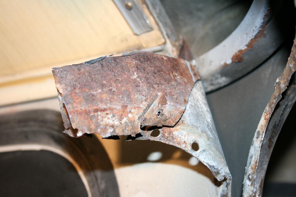 Blechschrott am kinken oberen Fensterrahmen