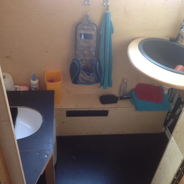Innenansicht Bad, Trockentoilette ohne Verkleidung