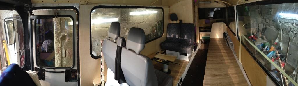 Panoramaaufnahme aus dem Innenraum, Sitze der Dinette sind am Platz, links ist Laminat auf dem Boden