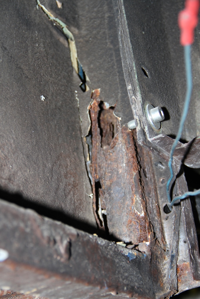 Eecke hinten im Batteriekasten