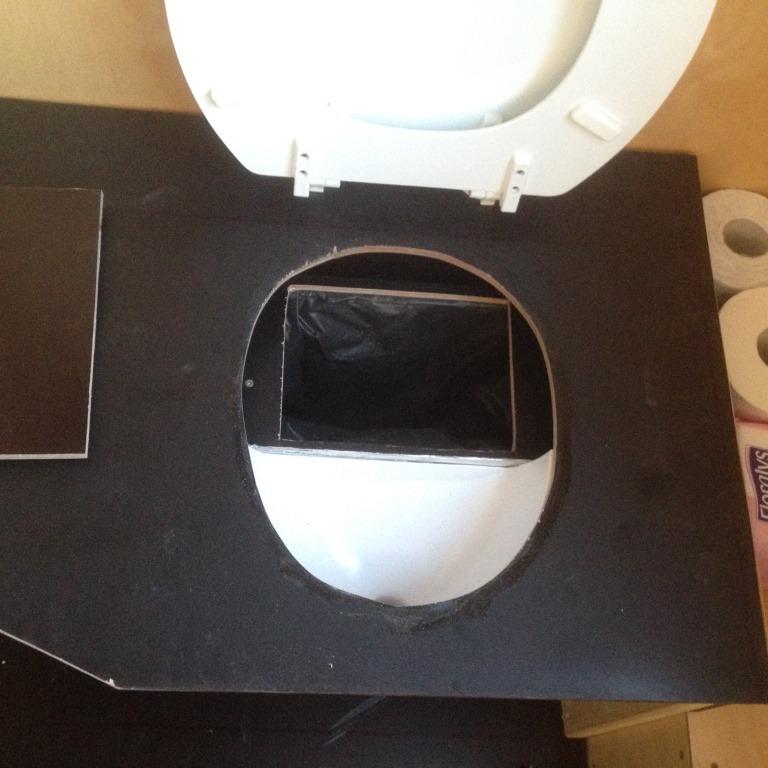fertige Toilette mit Abdeckung und ohne Deckel