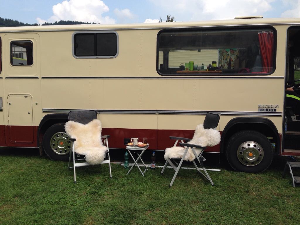 Seitenansicht Kiteliner mit Campingstühlen